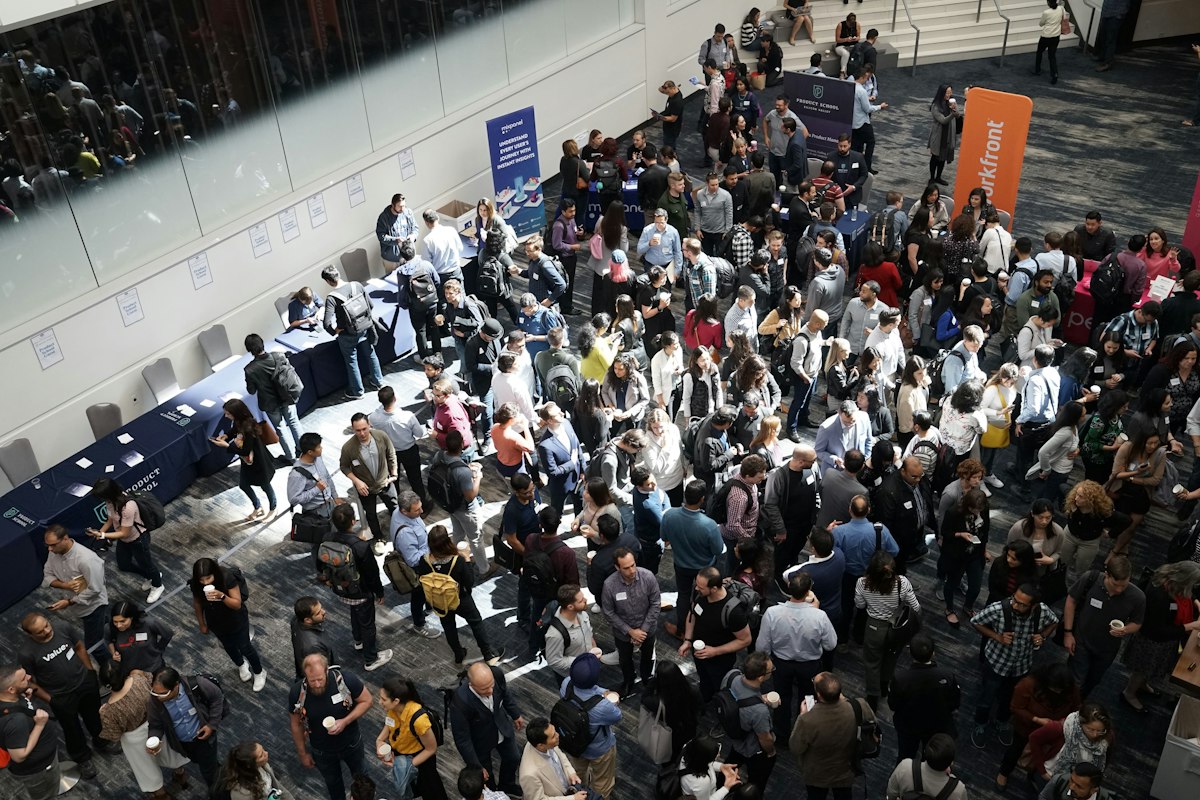 Equipo de ventas diverso en una reunión de trabajo revisando reportes y planes de negocio