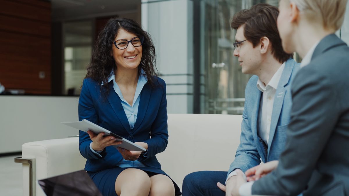 Ejecutivos discutiendo estrategia empresarial en ambiente corporativo moderno
