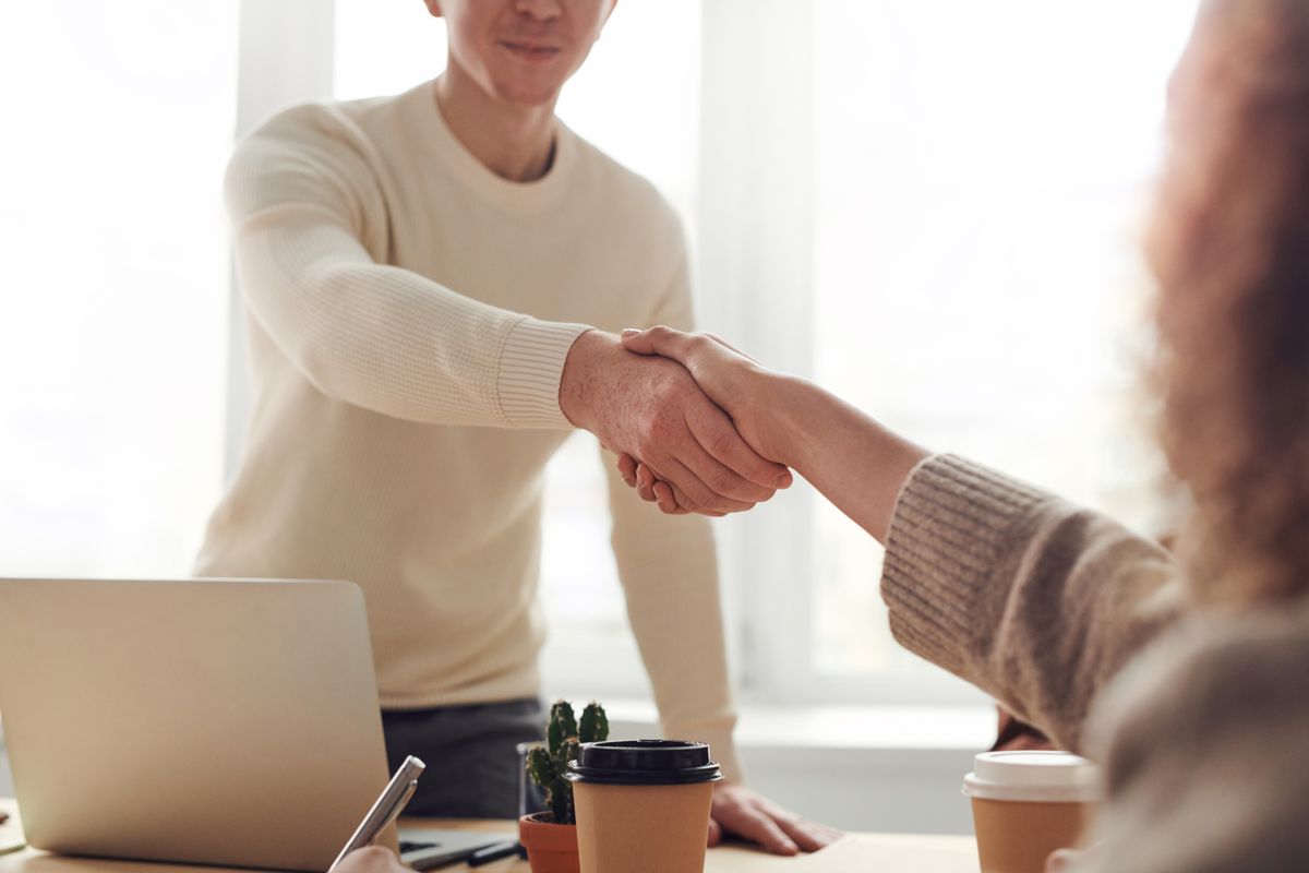 Entrevista ejecutiva profesional en una oficina corporativa moderna
