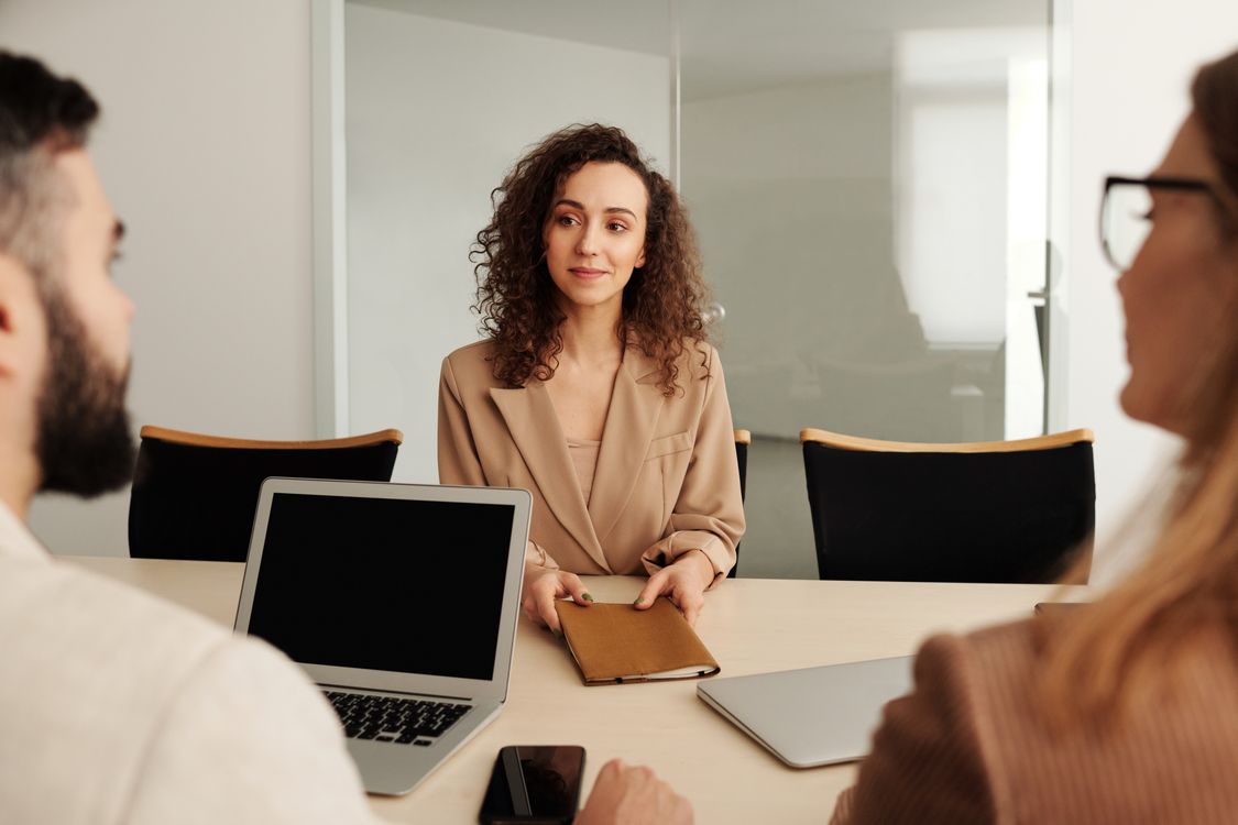 Mujer ejecutiva en entrevista de trabajo mostrando profesionalismo y confianza