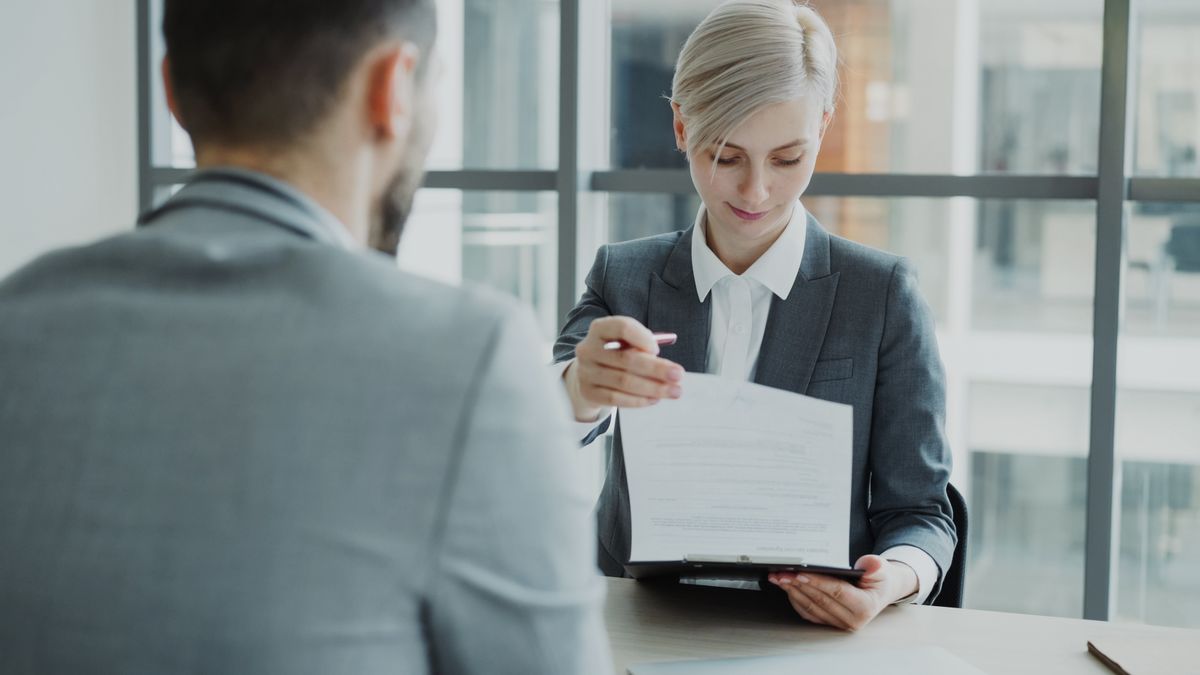 Profesionales de negocios revisando documentos en sala de juntas corporativa