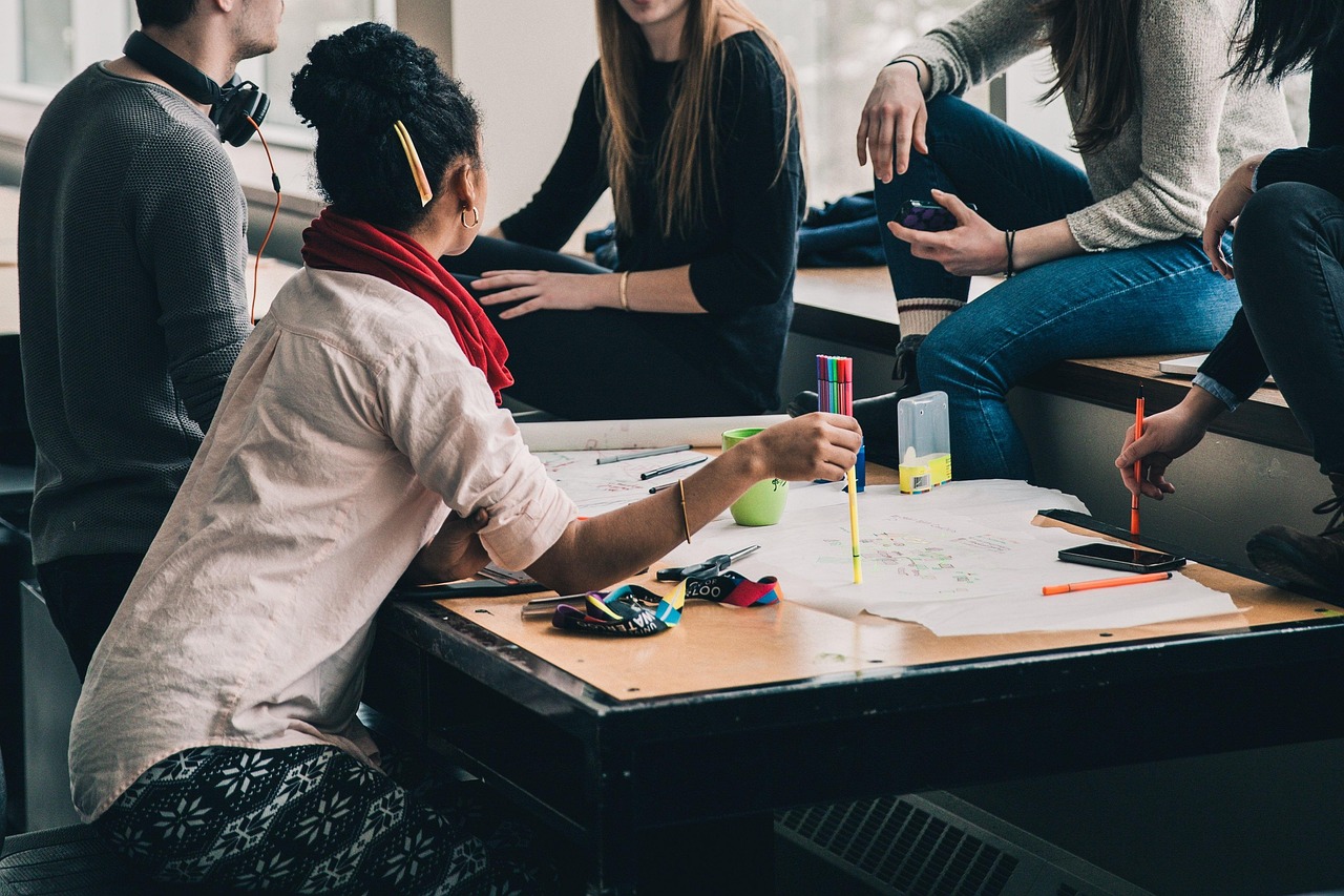 Grupo de profesionales en una reunión de negocios alrededor de una mesa de juntas
