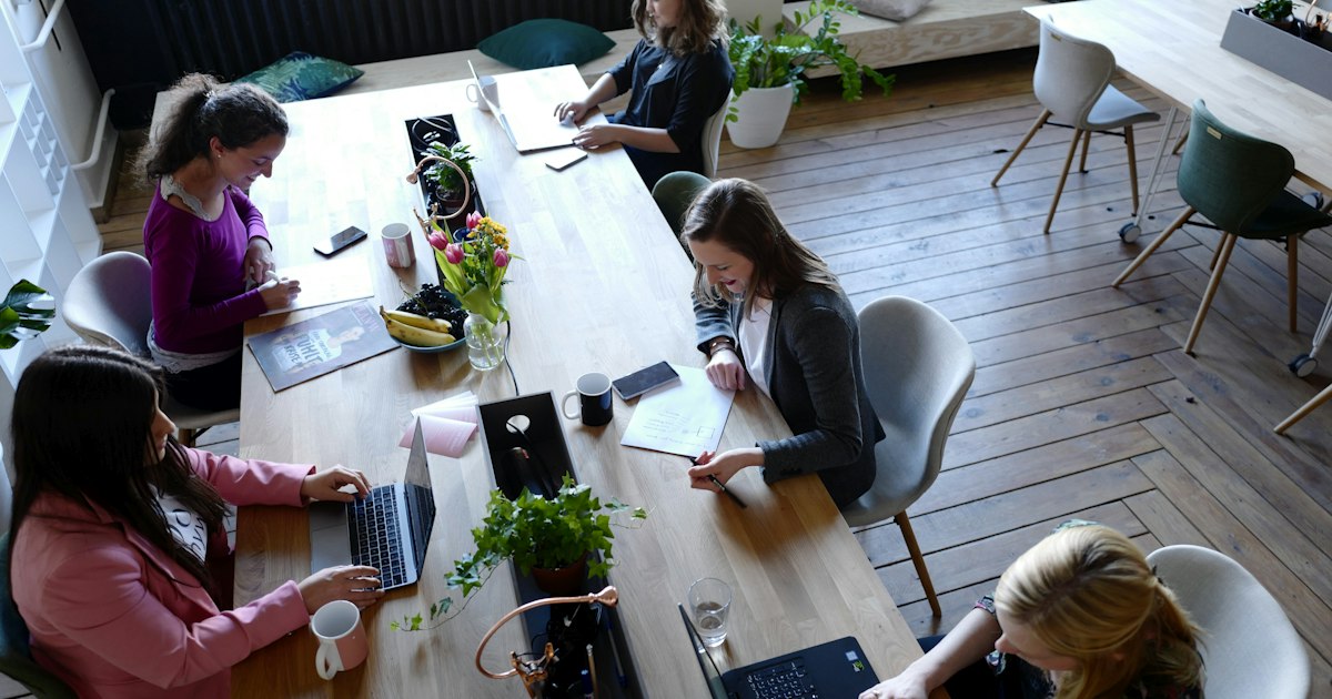 Espacio de trabajo ejecutivo con laptop y documentos financieros sobre el escritorio