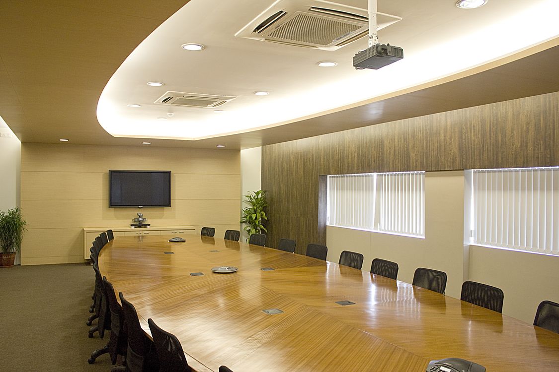 Sala de juntas corporativa preparada para una reunión ejecutiva